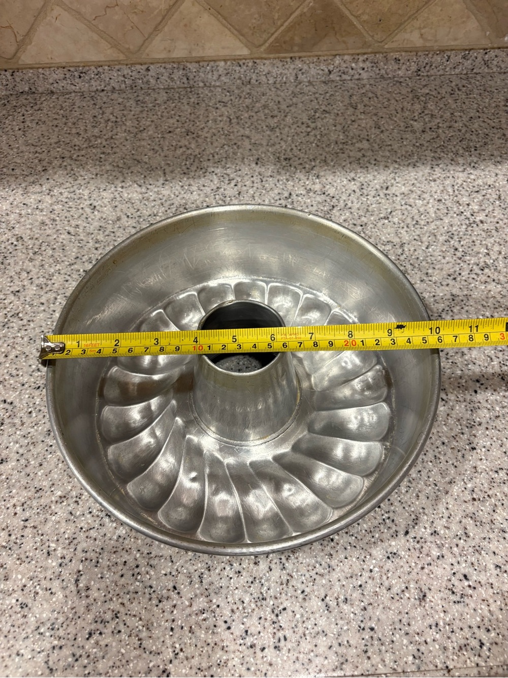 Vintage  fluted aluminum Bundt cake pan - Picture 4 of 7
